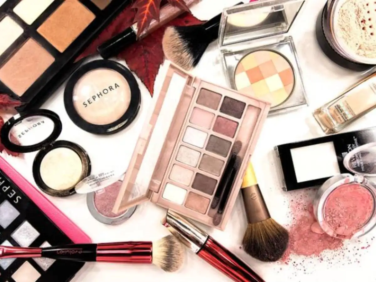 Nàng cần chuẩn bị đầy đủ dụng cụ để có thể sở hữu lớp make up mắt khói quyến rũ