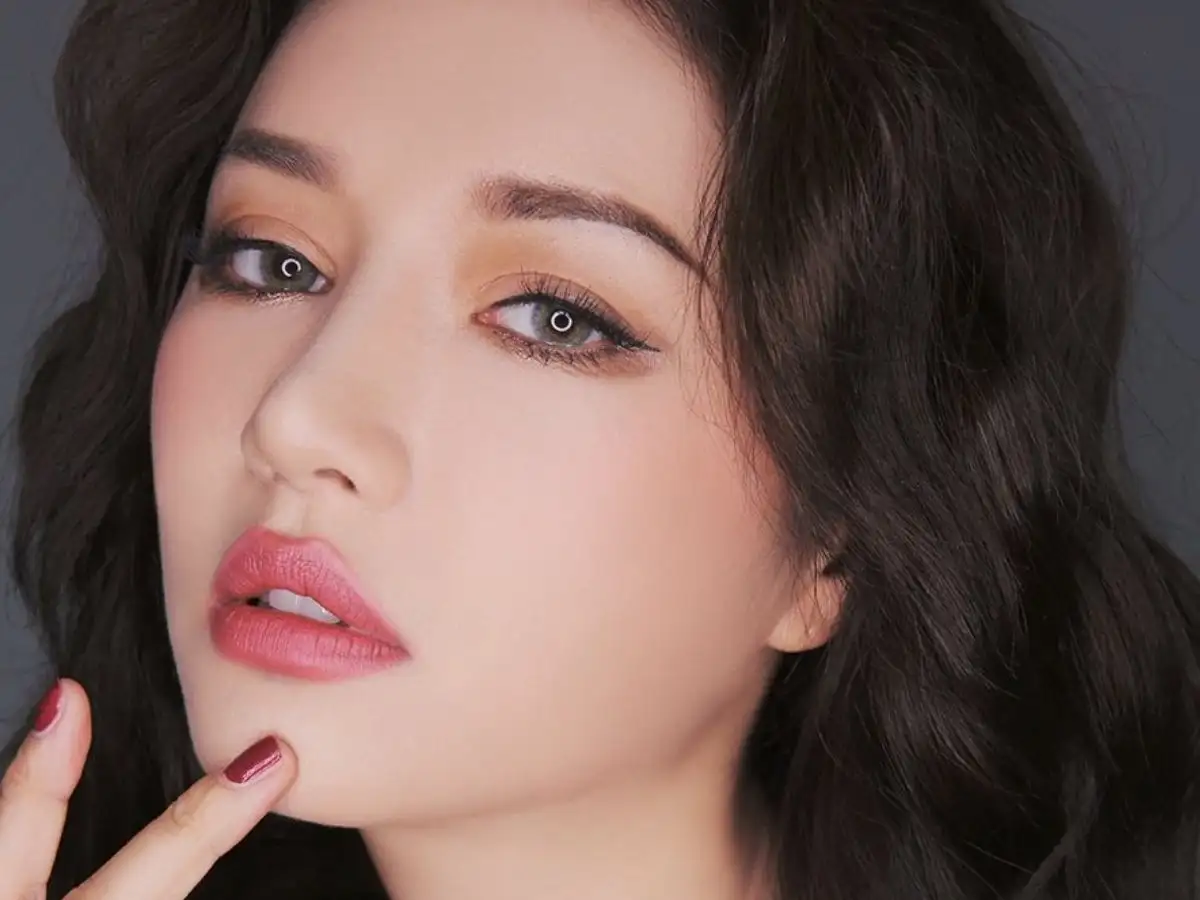 Nền da khỏe mạnh và kem che khuyết điểm sẽ giúp mắt khói thêm hoàn hảo