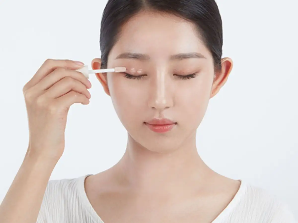 Sử dụng màu nền sáng để phủ lên toàn bộ mắt 