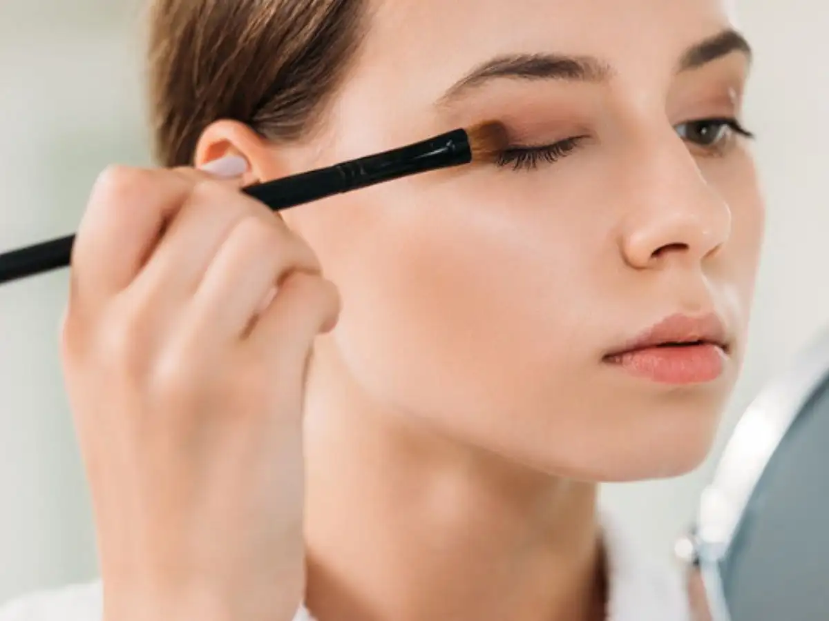 Nhấn màu tối ở viền mi và đuôi mắt để tạo độ khói