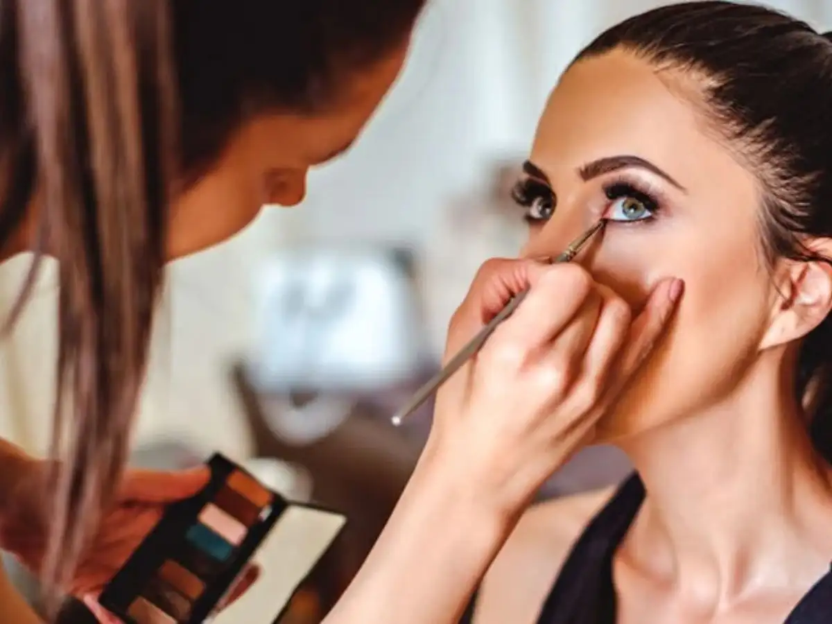 Dùng cọ đầu bút chì để tán nhẹ sát chân mi dưới