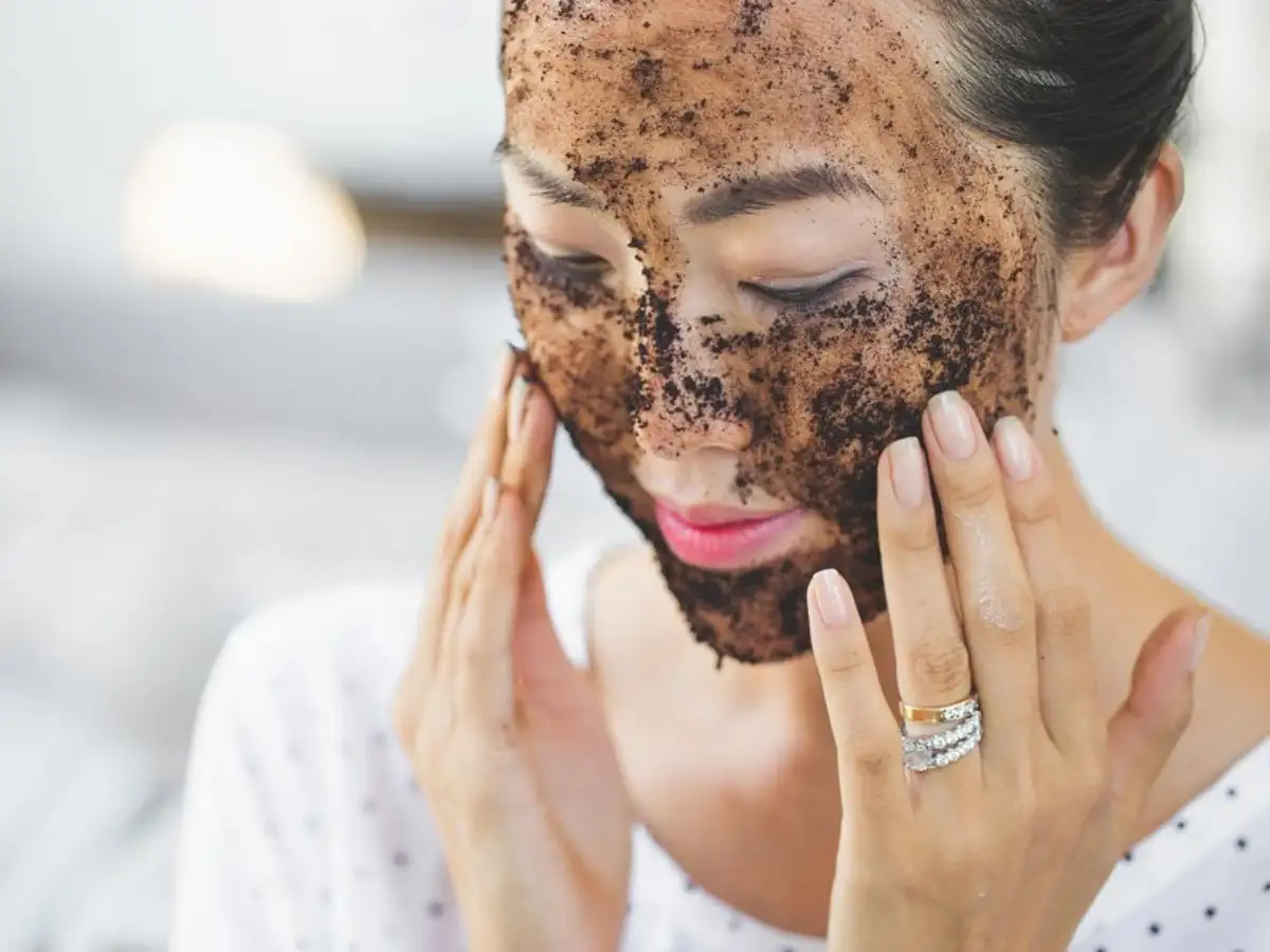 Lớp da chết chính là kẻ ngáng đường khiến lớp nền không mịn màng như mong muốn