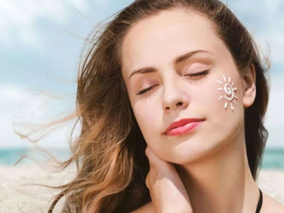 Kem chống nắng tốt còn có khả năng làm mịn bề mặt da nhẹ nhàng, hỗ trợ lớp nền lên đẹp hơn