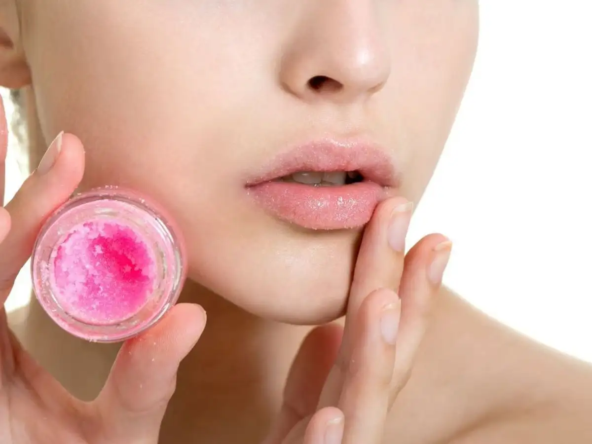 Đừng quên tẩy tế bào chết cho môi