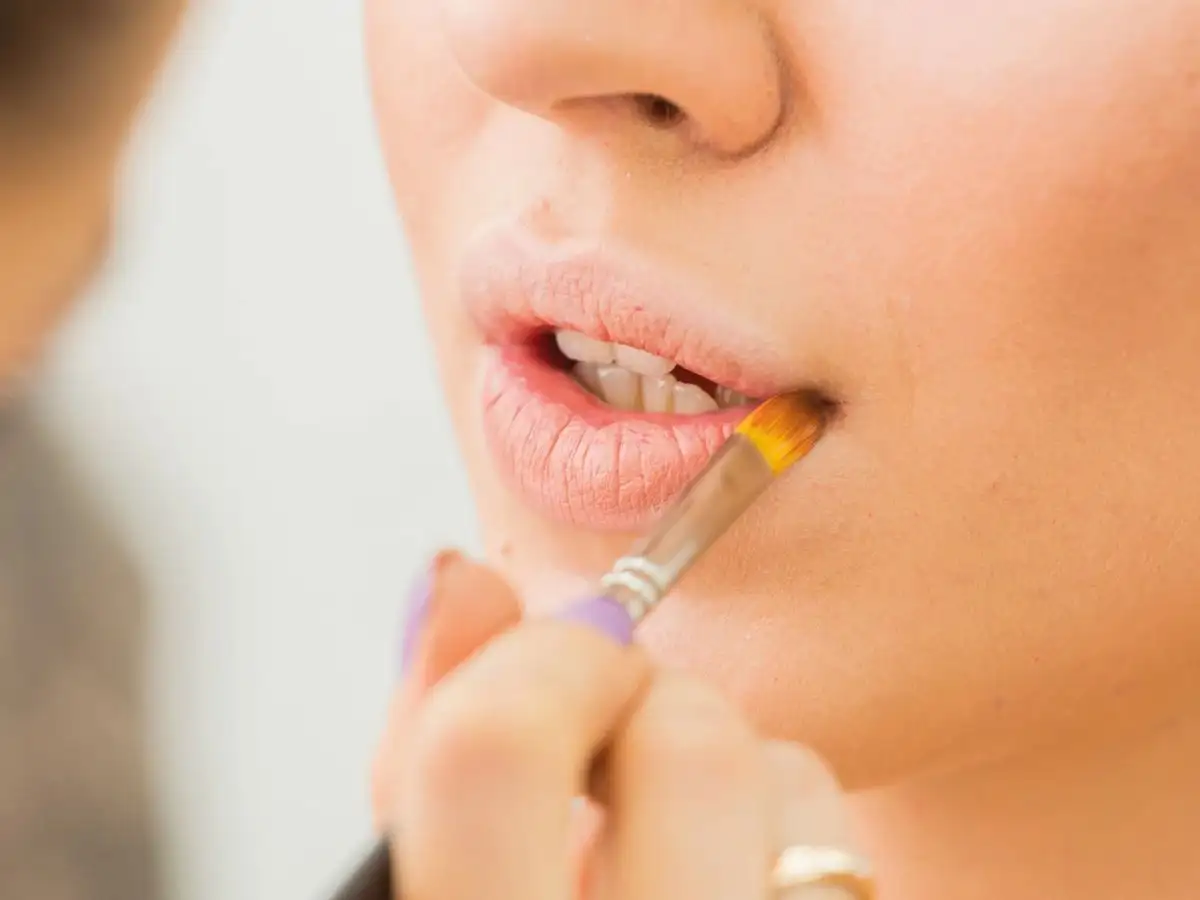 Che khuyết điểm để giấu đi làn môi không đều màu