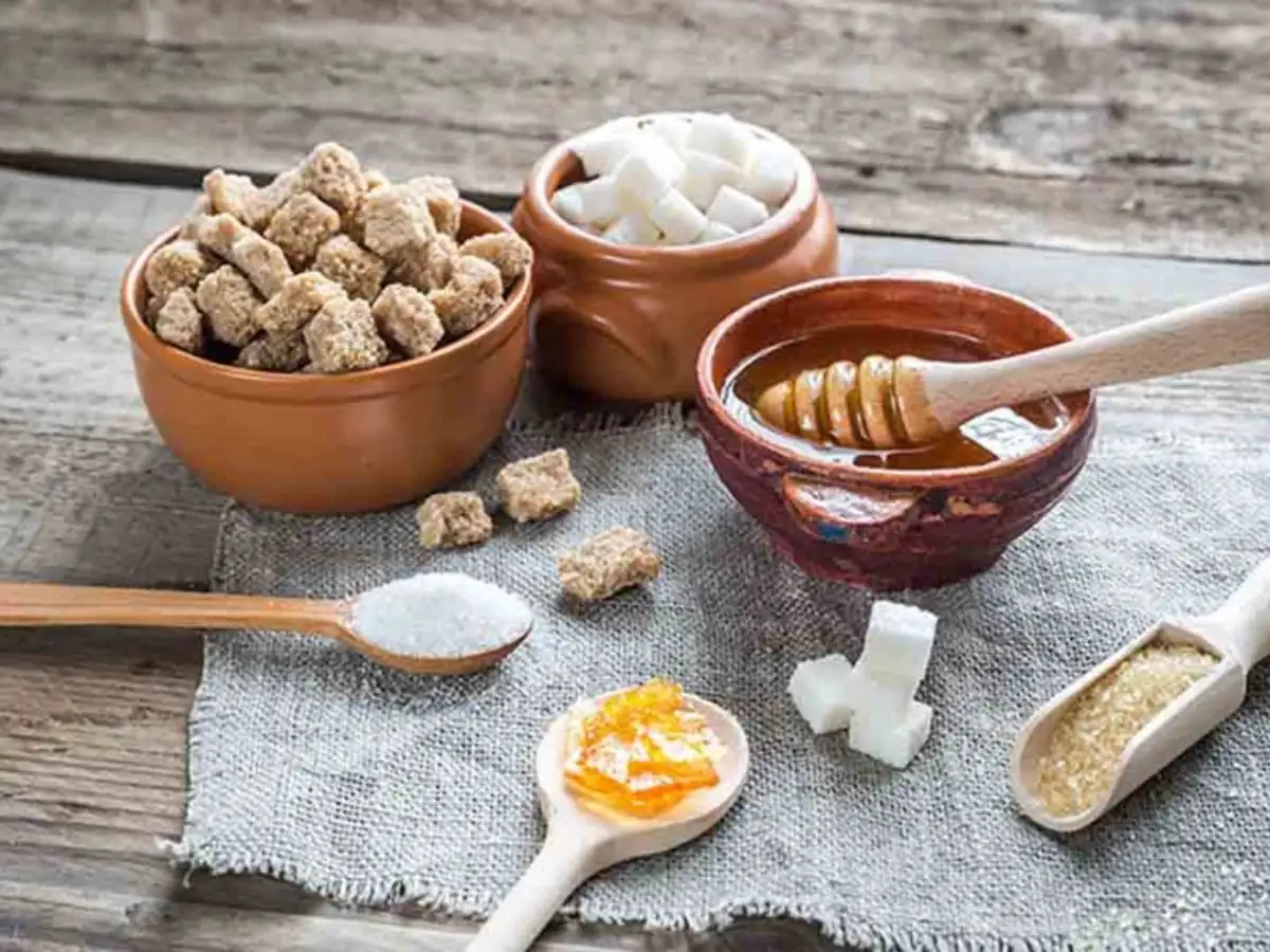 Hỗn hợp tẩy tế bào chết từ đường và mật ong giúp loại bỏ da khô