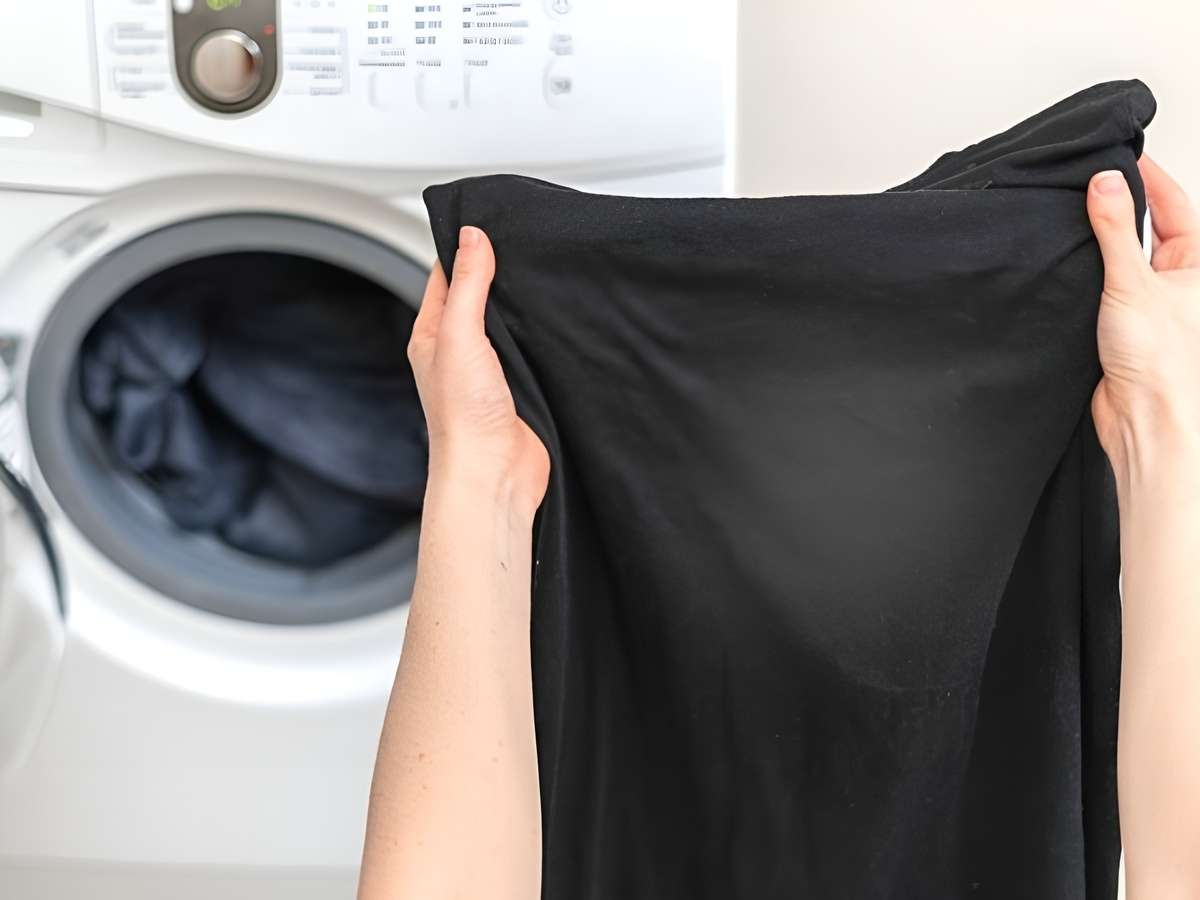 Làm sao để đồ đen không bị bạc màu nhanh khi giặt?
