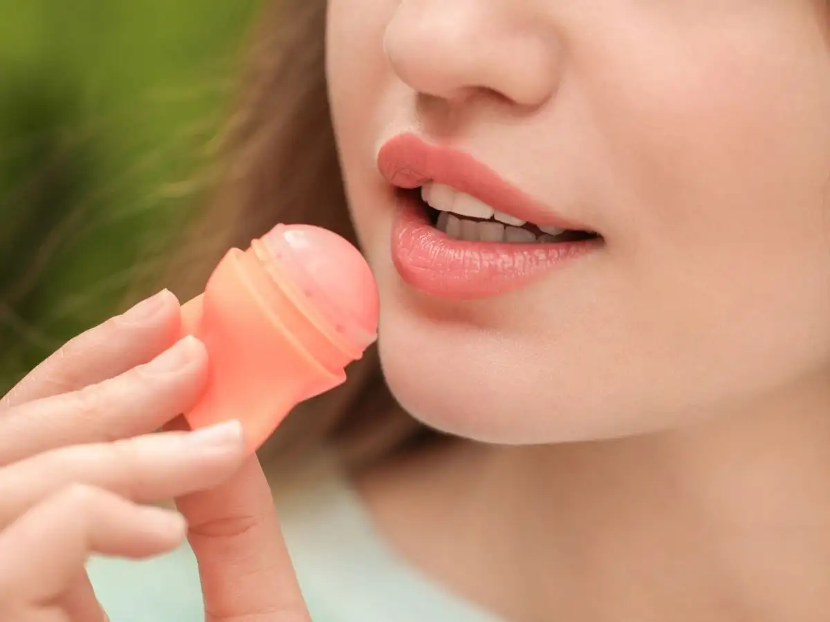 Đôi môi căng mọng, mịn màng sau khi sử dụng son dưỡng tự làm tại nhà