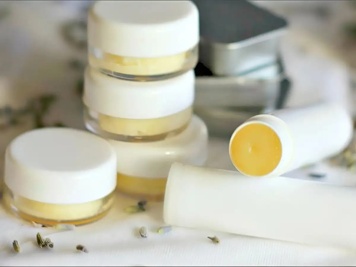 Hũ son handmade được đậy kín và đặt ở nơi thoáng mát để bảo quản tốt hơn