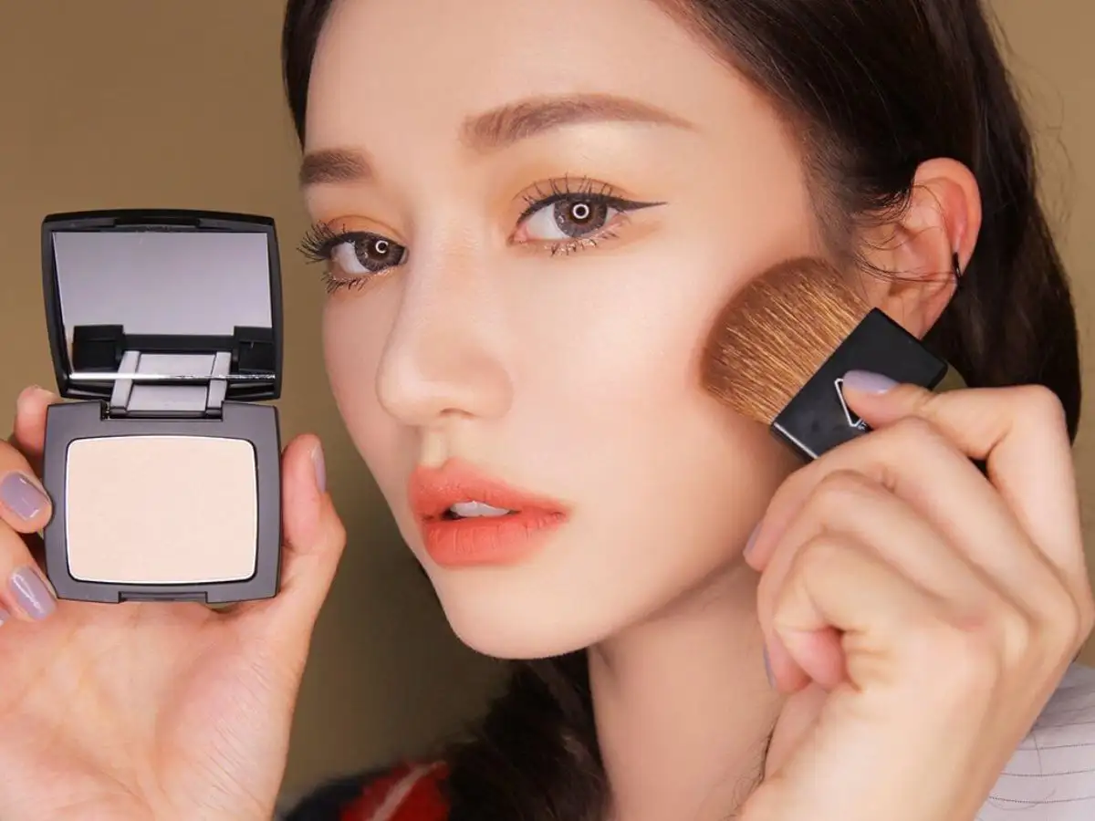 Phấn phủ giúp lớp nền khô ráo hơn, kiểm soát dầu và giữ makeup lâu trôi