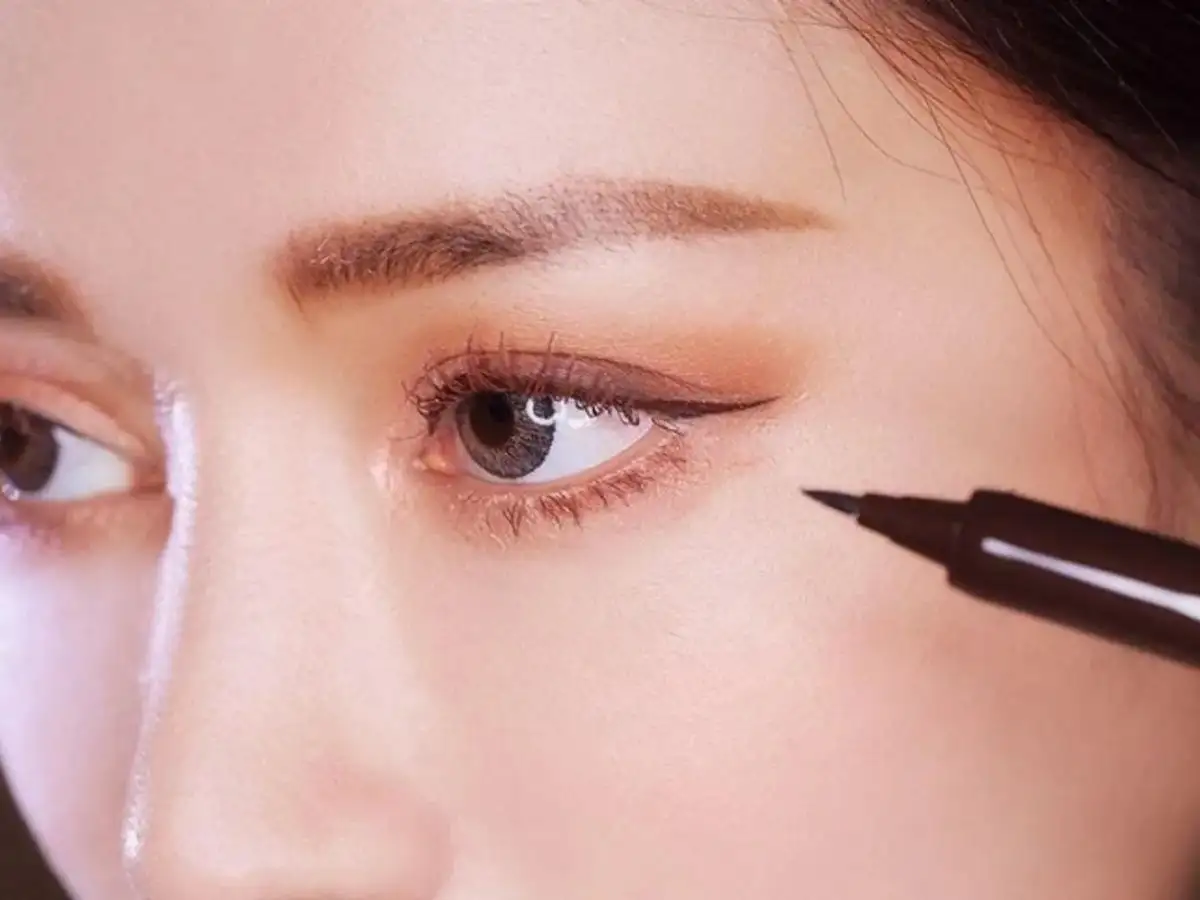 Đây là một dáng mày tự nhiên, rất phù hợp với phong cách trang điểm nhẹ nhàng