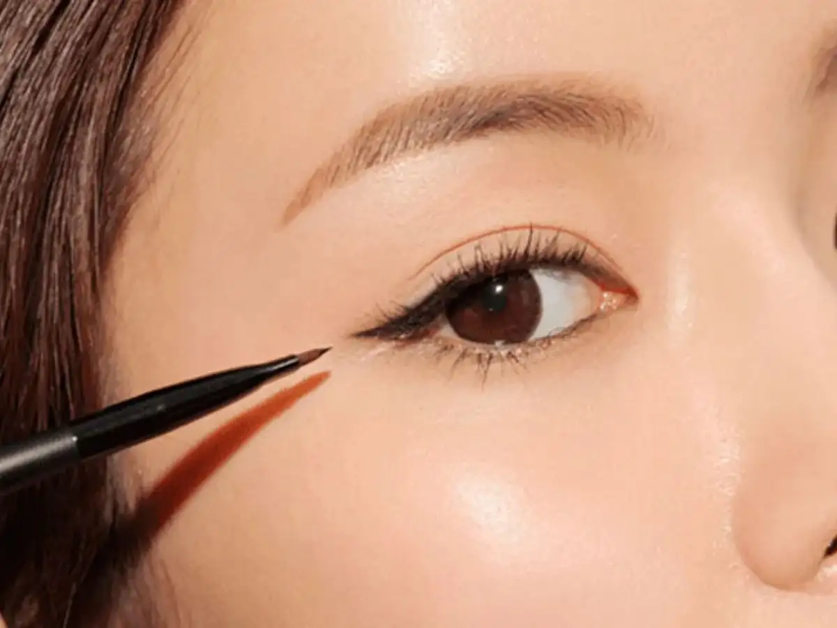 Để tạo viền mắt tự nhiên, đường eyeliner nên thật mảnh và kẻ sát vào chân mi