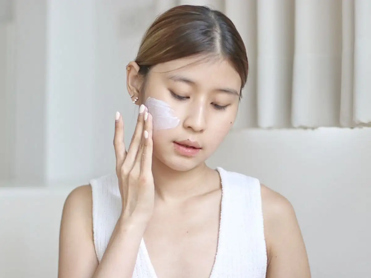 Đừng quên dưỡng ẩm da, đặc biệt là vùng mắt và môi trước khi trang điểm