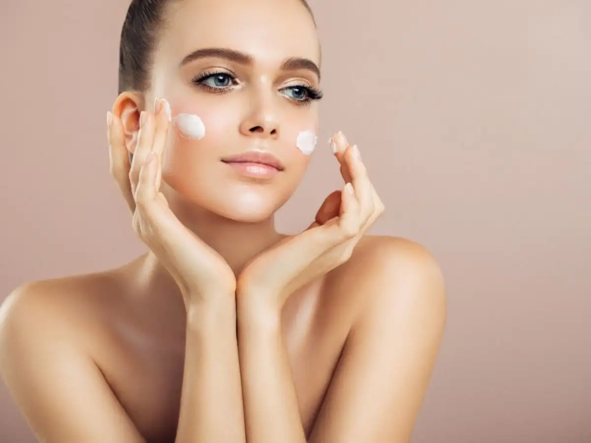 Kem lót đóng vai trò như một lớp hàng rào bảo vệ da khỏi các tác động của mỹ phẩm