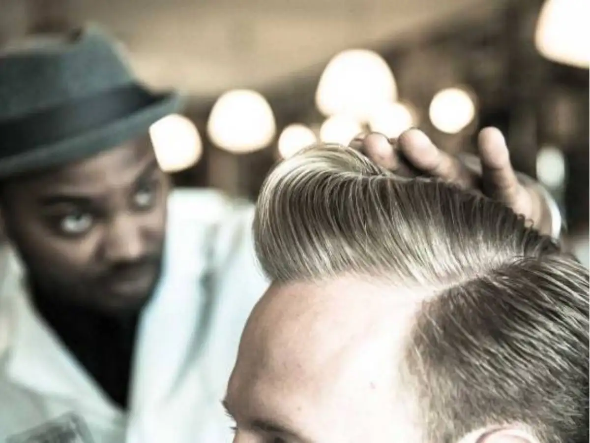 Bước 3: Thoa Đều Pomade Lên Tóc