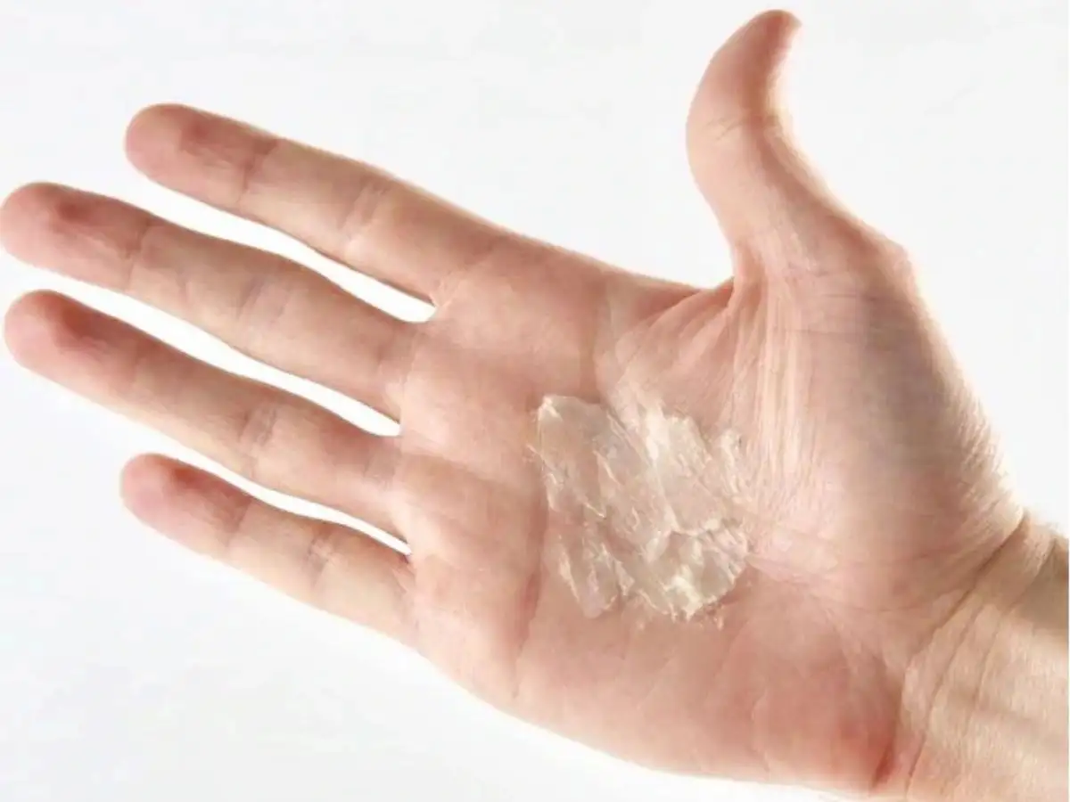 Bước 2: Xoa Tan Pomade Trong Lòng Bàn Tay