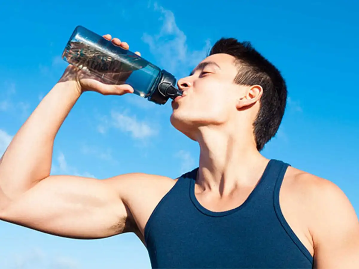 Uống đủ nước là một cách đơn giản nhưng hiệu quả để cải thiện mùi cơ thể
