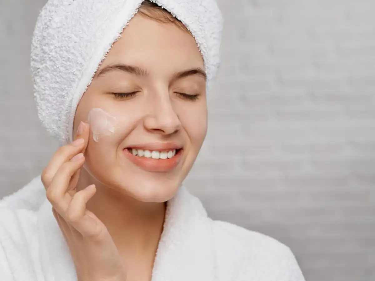 Massage Vaseline nhẹ nhàng trên da