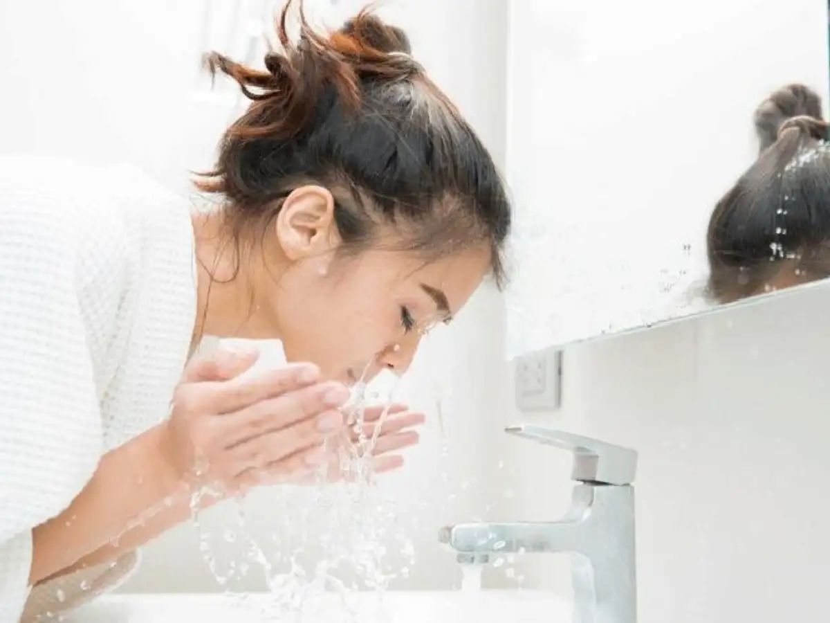 Rửa mặt lại với sữa rửa mặt thật sạch sẽ