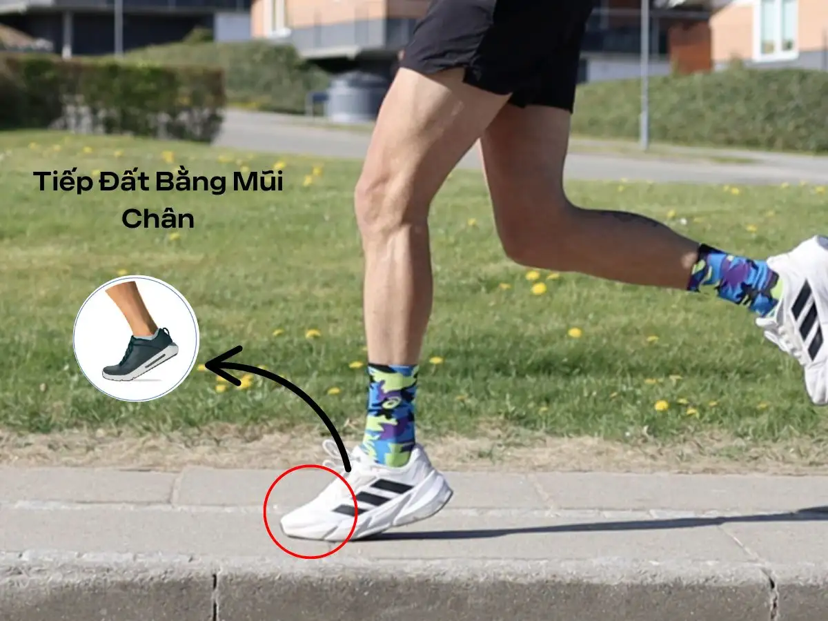 Đây là cách tiếp đất phổ biến trong các bộ môn chạy nước rút, chạy lên dốc hoặc chạy ngắn