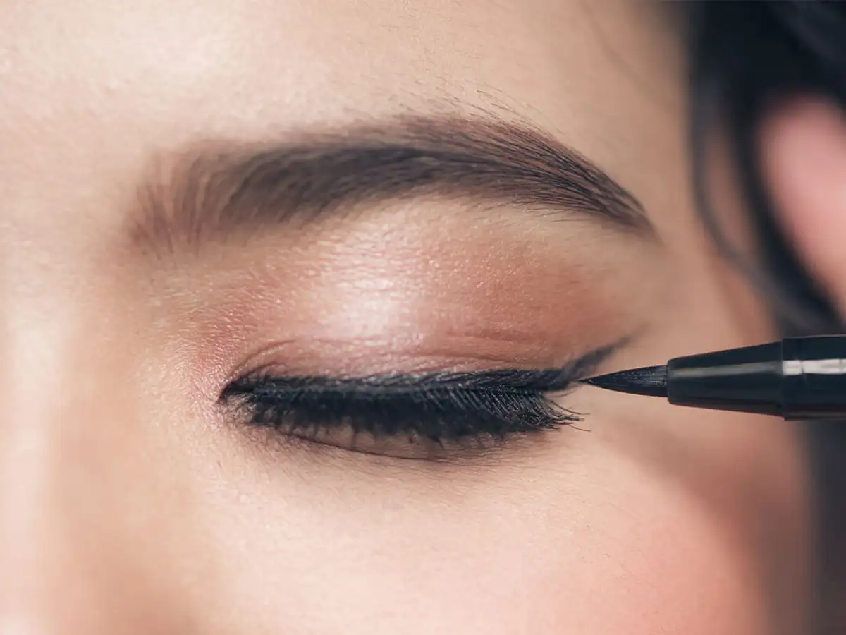 Kẻ eyeliner mảnh và sát chân mi
