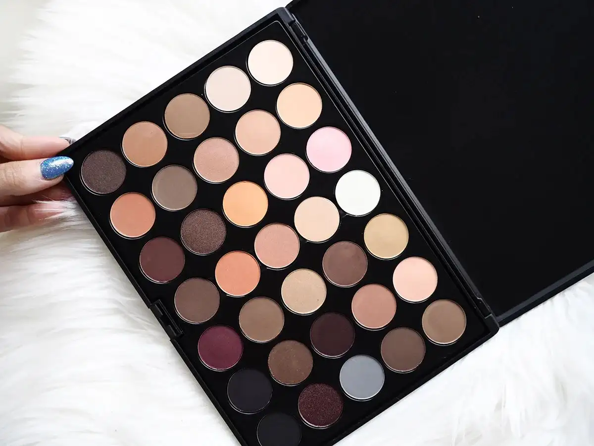 Với makeup tuổi trung niên, hãy chọn các bảng màu trung tính