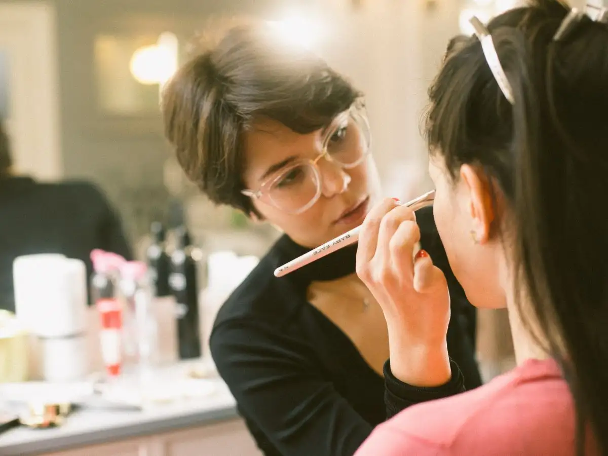 Trang điểm mắt cần chú ý cả mascara, eyeliner và màu mắt