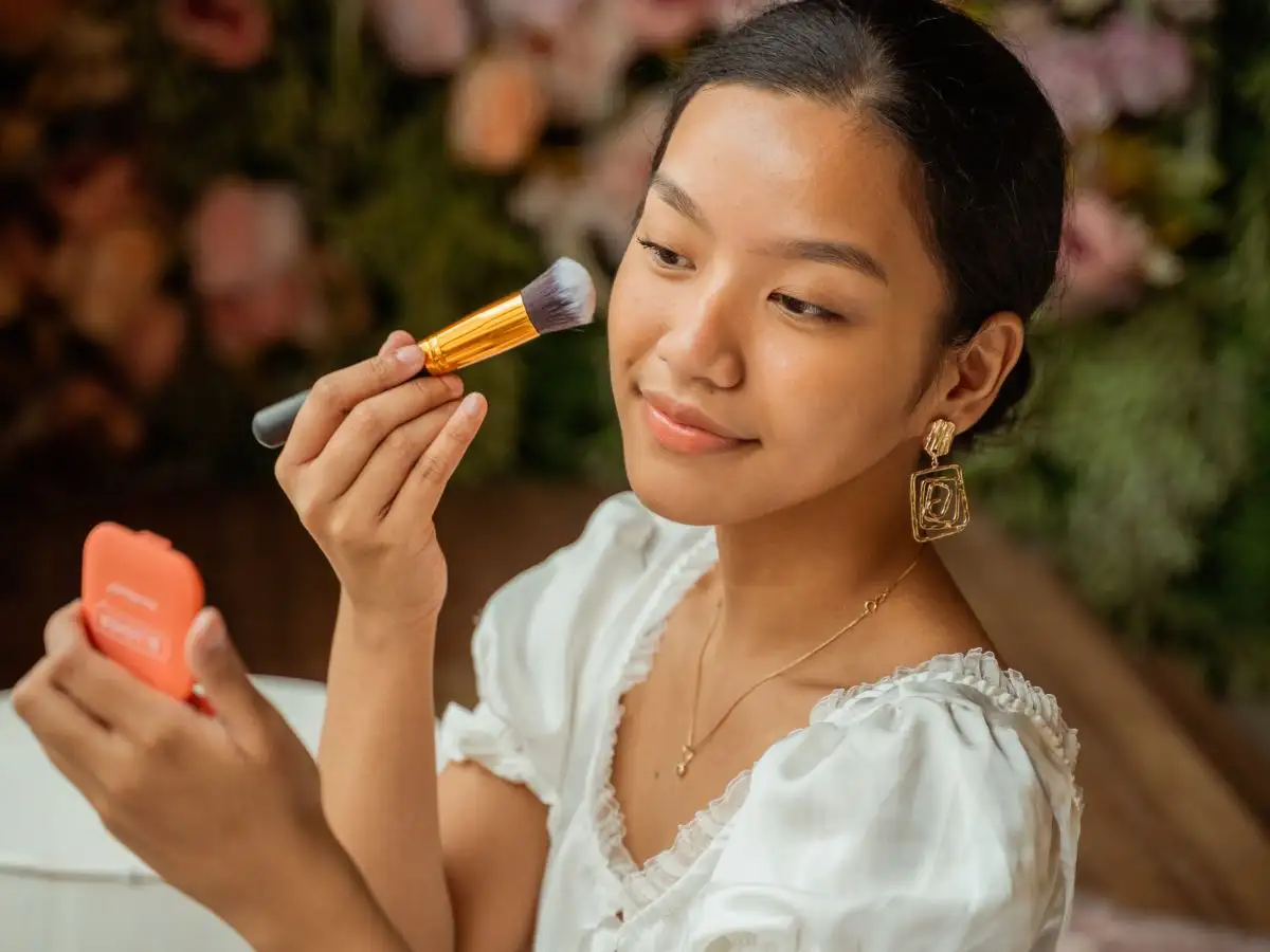 Cân nhắc thêm má hồng để gương mặt tươi tắn