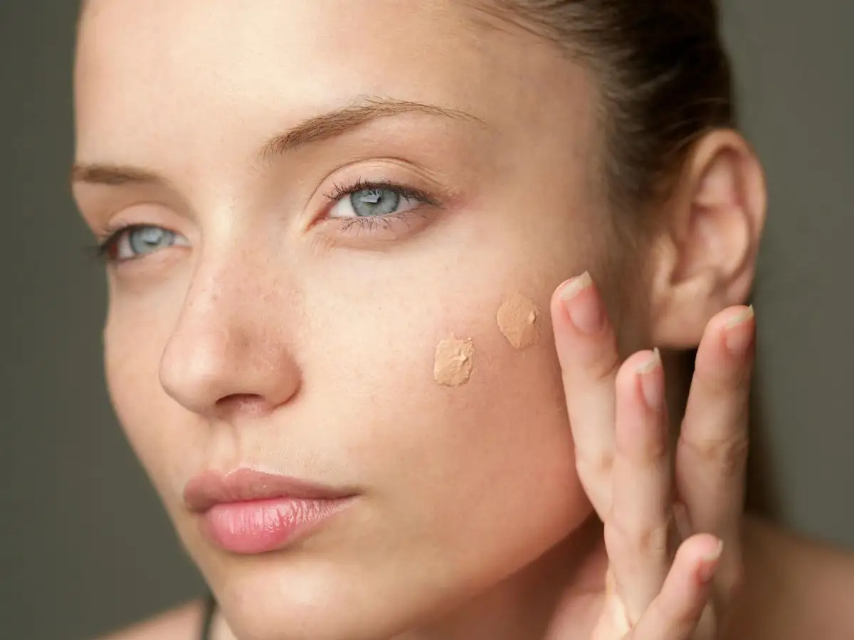 Nhớ tán kem nền và đừng quên che khuyết điểm ở vùng da nhạy cảm