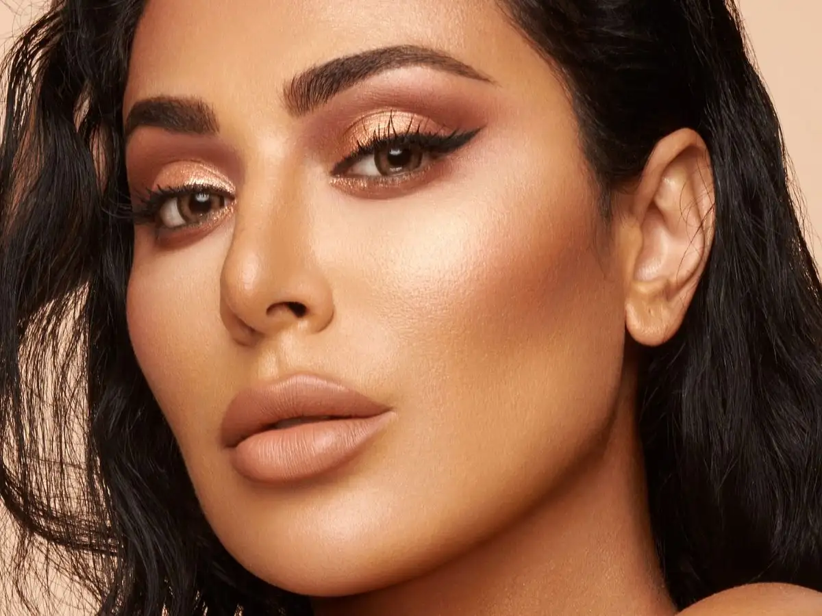 Makeup kiểu Tây – lớp nền lì, khối rõ nét, mắt sâu, chân mày cong và đôi môi nổi bật