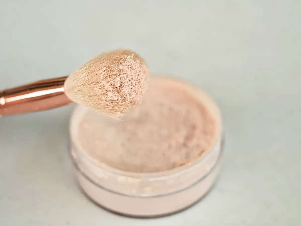 Sử dụng thêm phấn phủ để lớp nền khô ráo