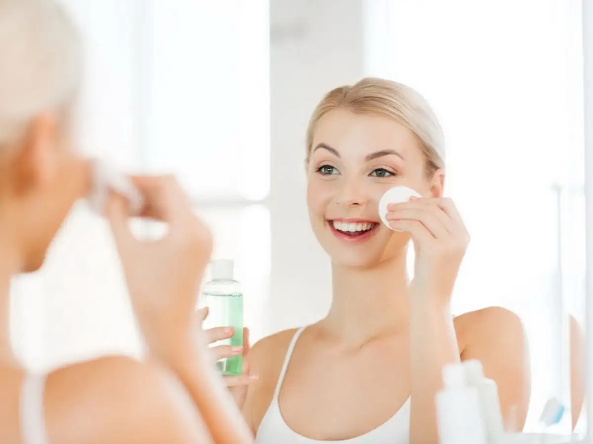 Lau mặt nhẹ nhàng bằng bông tẩy trang