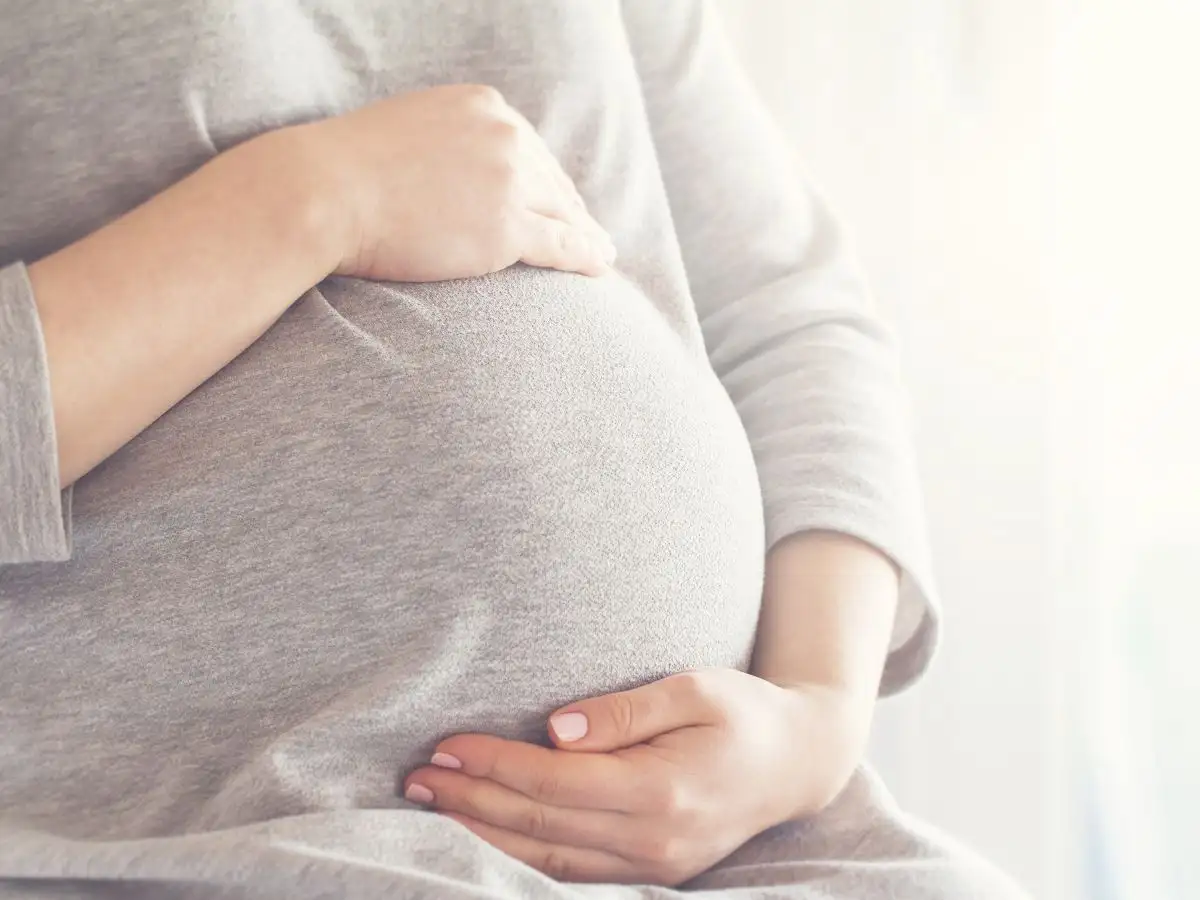 Mẹ bầu có nhiều sự thay đổi nội tiết tố nên cần cẩn trọng khi trang điểm