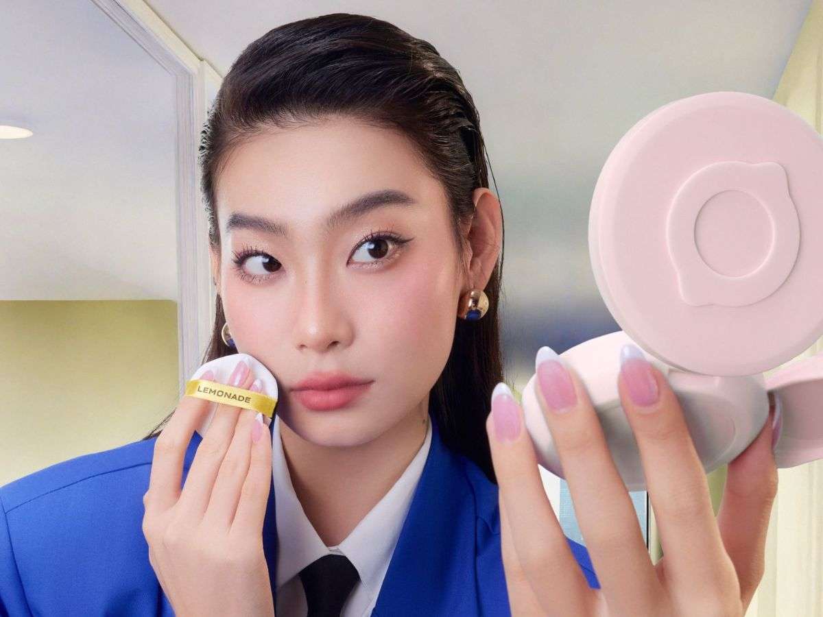 Để cushion bám lâu và bền màu hơn, nên dùng kem lót trước khi tán nền và xịt khóa makeup