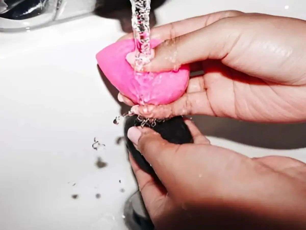 Vệ sinh puff đúng cách và định kỳ ít nhất 1–2 lần/tuần