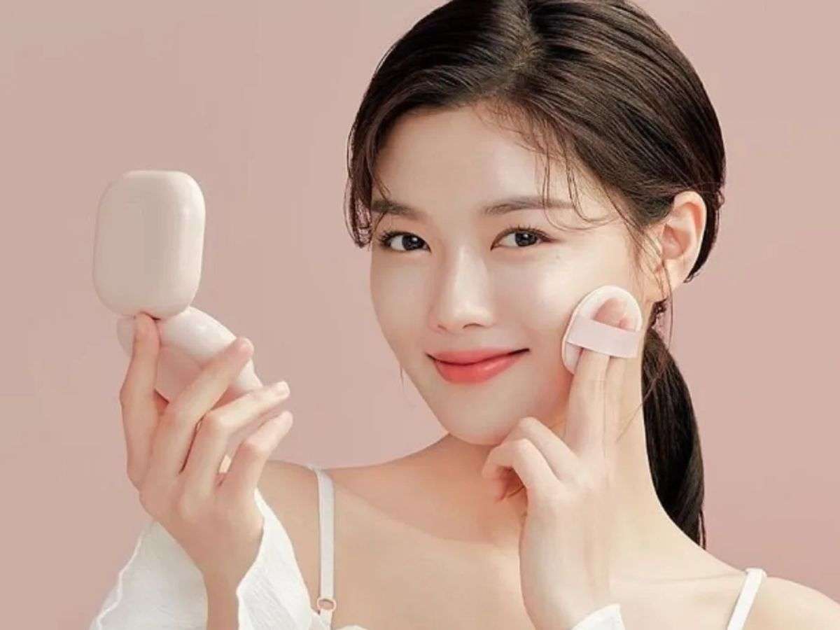 Nên ấn nhẹ bông phấn vào lõi cushion 1–2 lần 