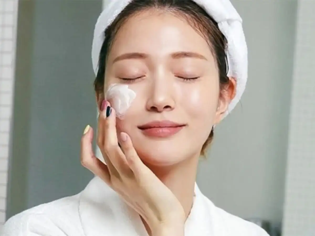 Chuẩn bị da kỹ càng là bí quyết giúp lớp nền bám lâu và mịn màng hơn, đồng thời kiểm soát dầu hiệu quả