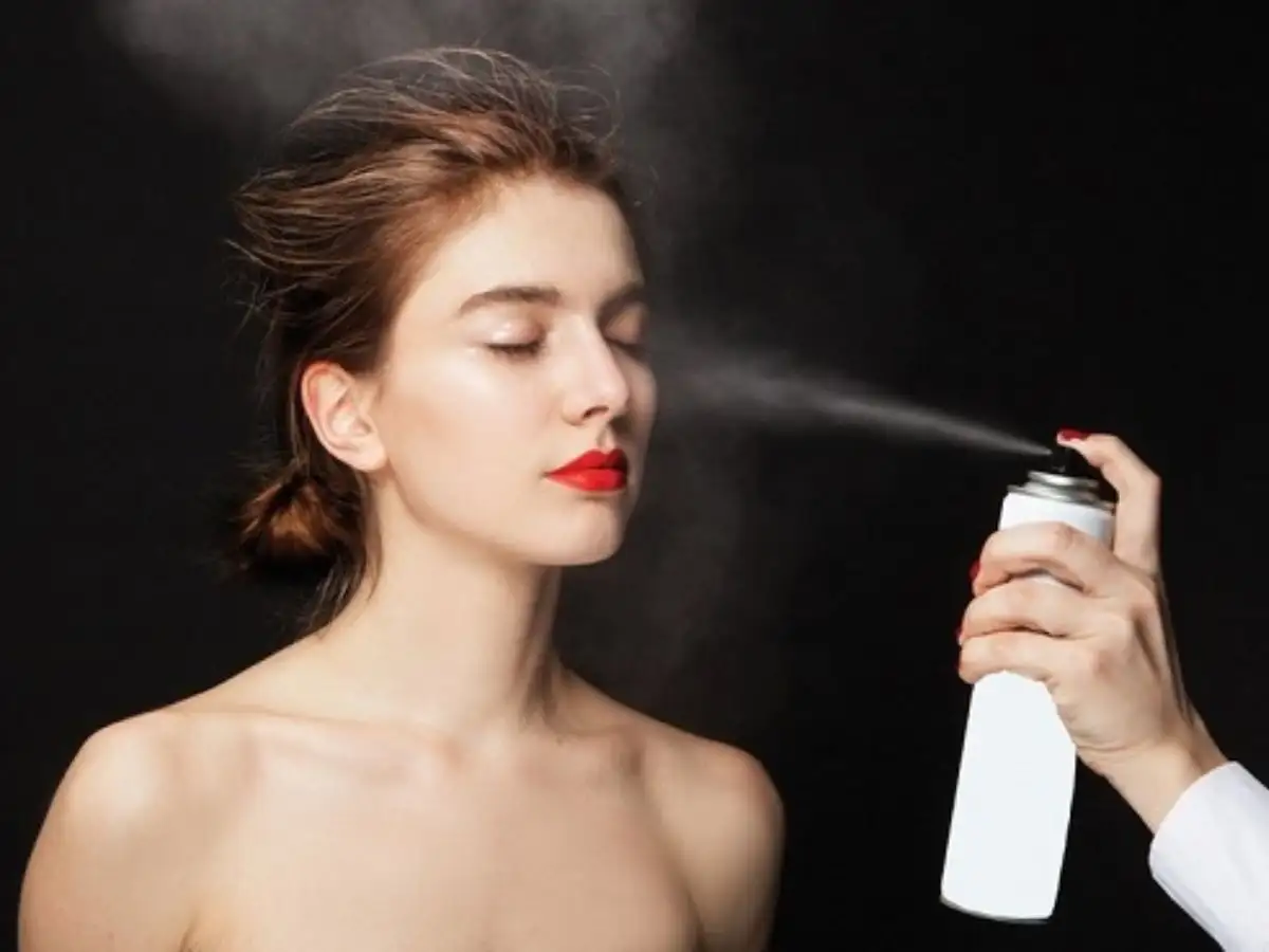 Phấn phủ và xịt khóa makeup chính là hai trợ thủ đắc lực để giữ lớp nền luôn tươi mới