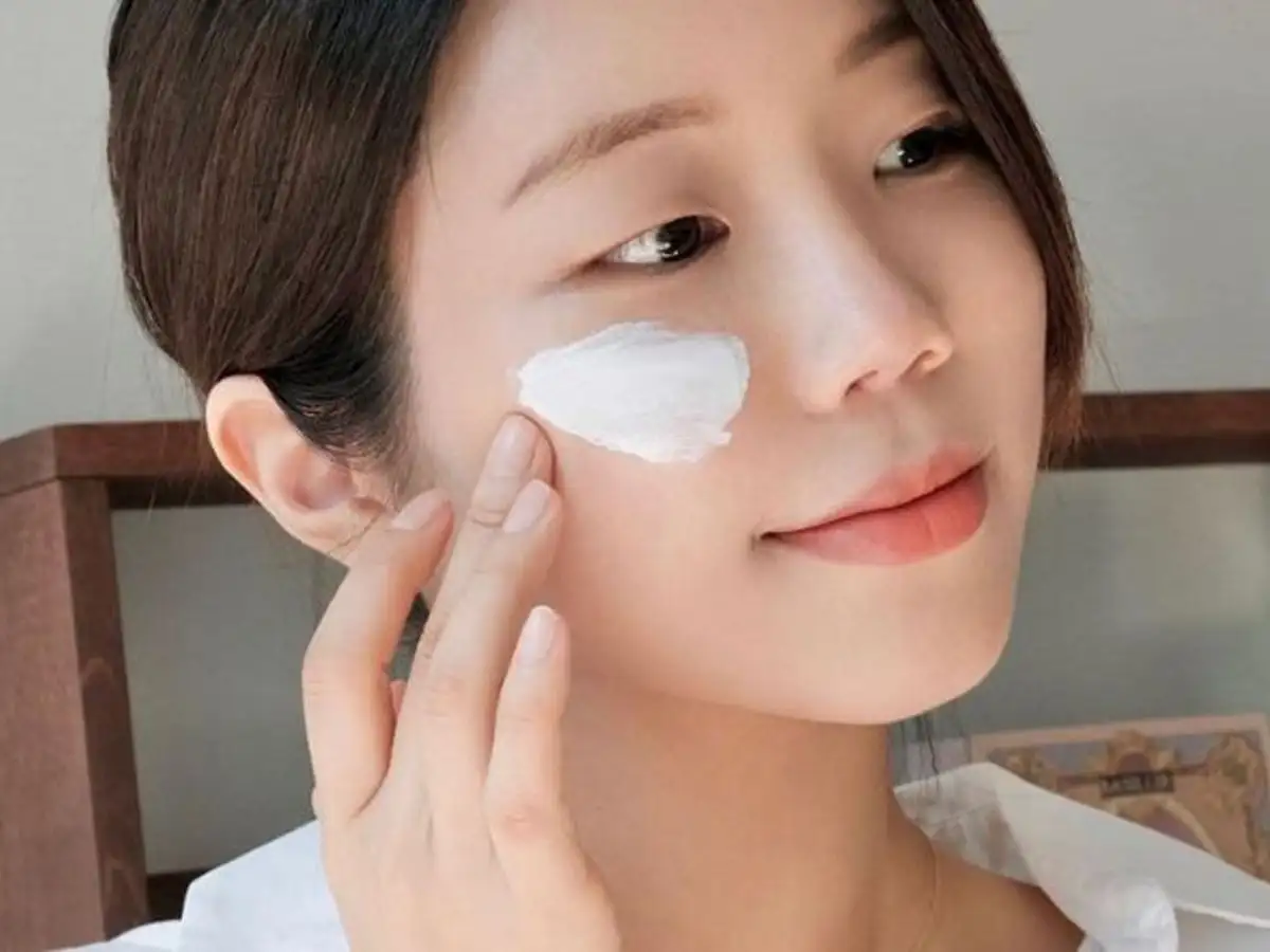 Dùng Cushion/Kem nền rồi có cần dùng thêm kem chống nắng không?