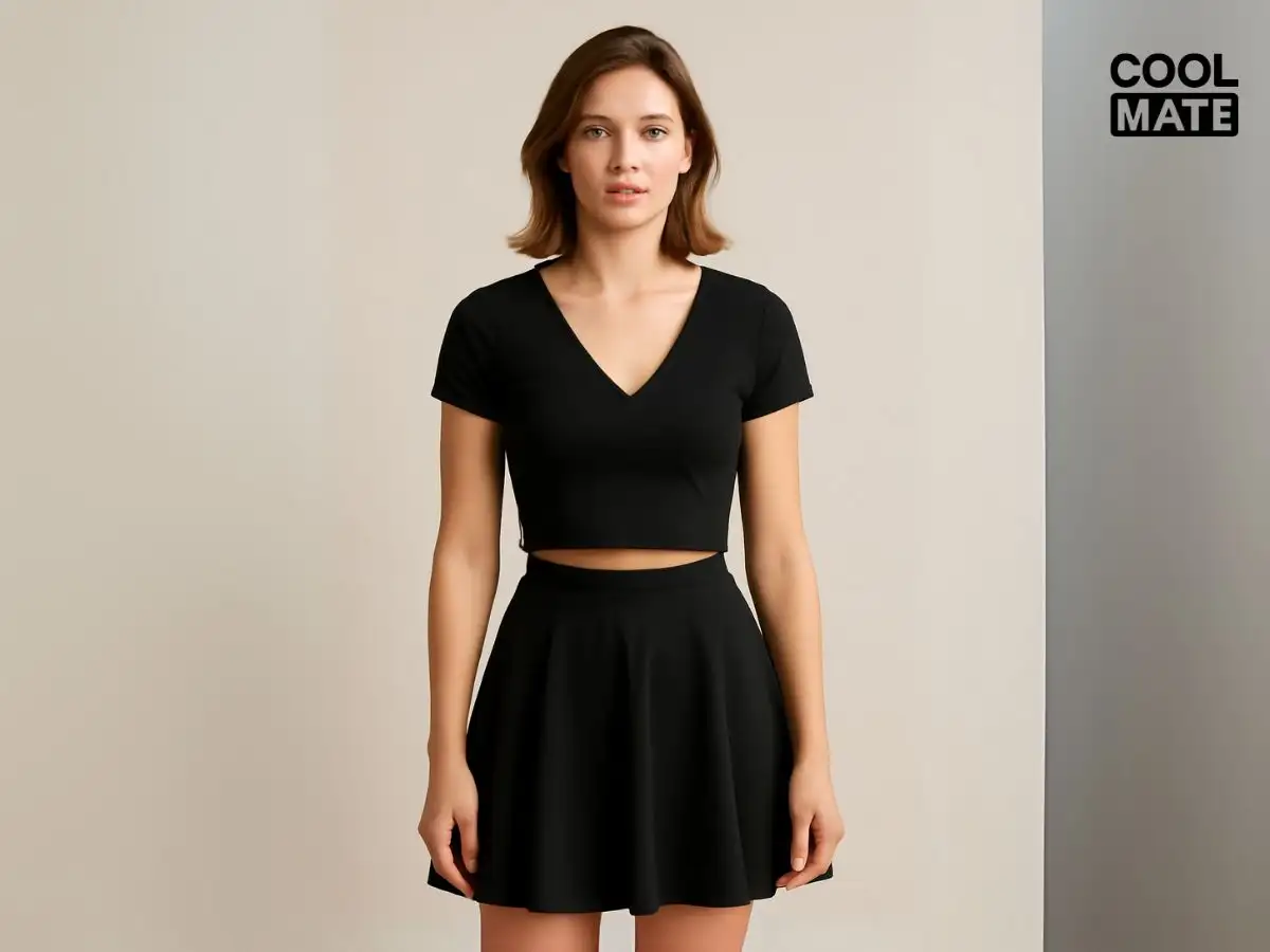 Gợi ý áo croptop cho dáng tam giác ngược: cổ V, tay raglan, màu tối, phối quần/váy sáng tạo cân đối vai và hông.