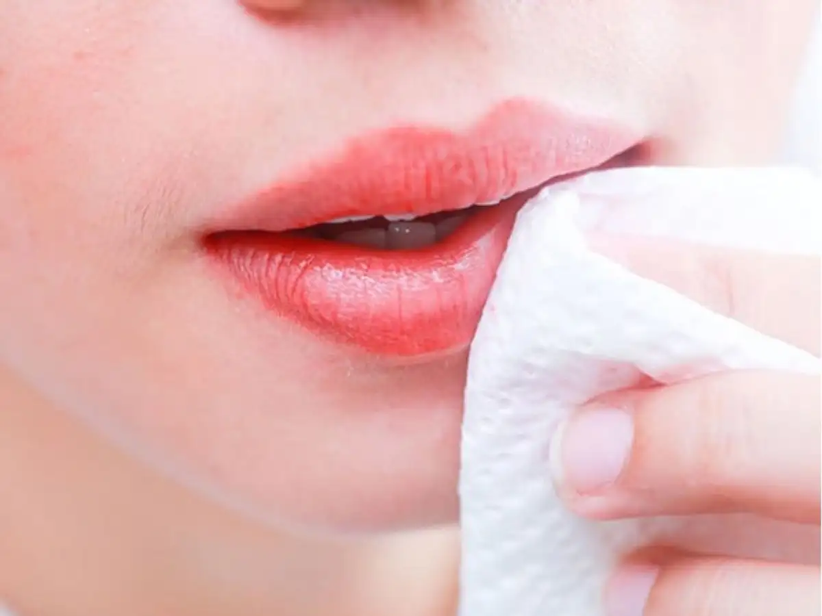 Làm sạch môi, loại bỏ hoàn toàn tàn dư son