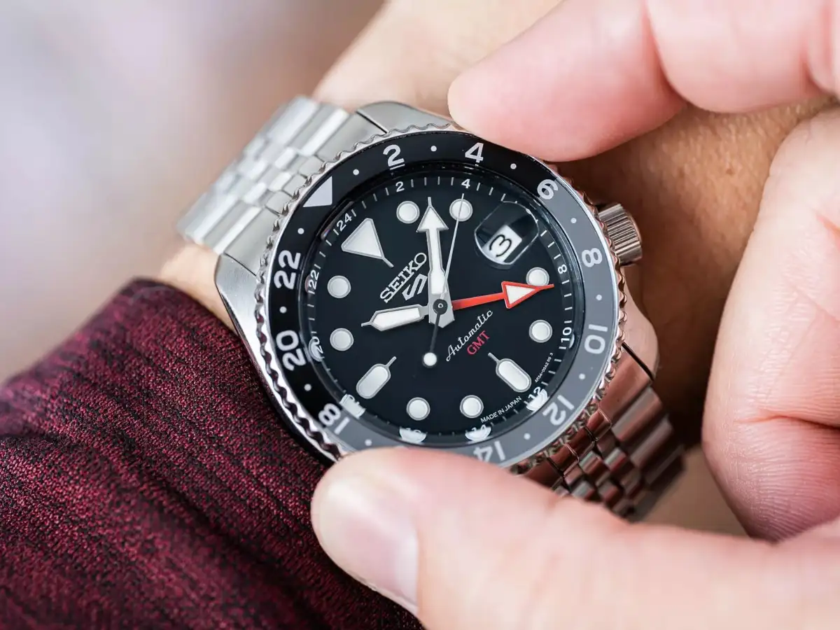 Seiko 5 Sports là phiên bản hiện đại mang thiết kế thể thao đặc trưng với vỏ thép