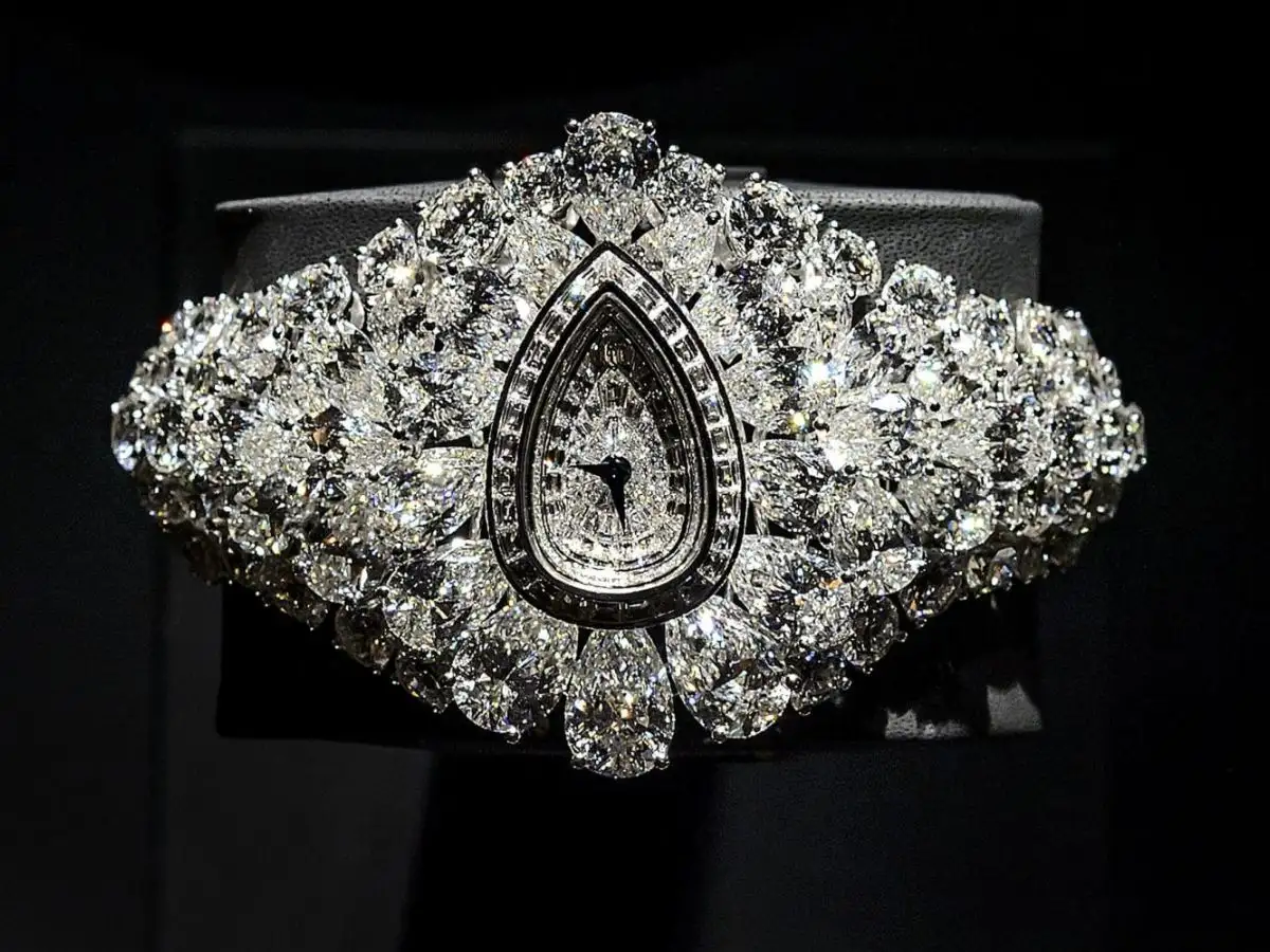Đồng hồ Graff Diamonds The Fascination với các viên kim cương hình quả lê