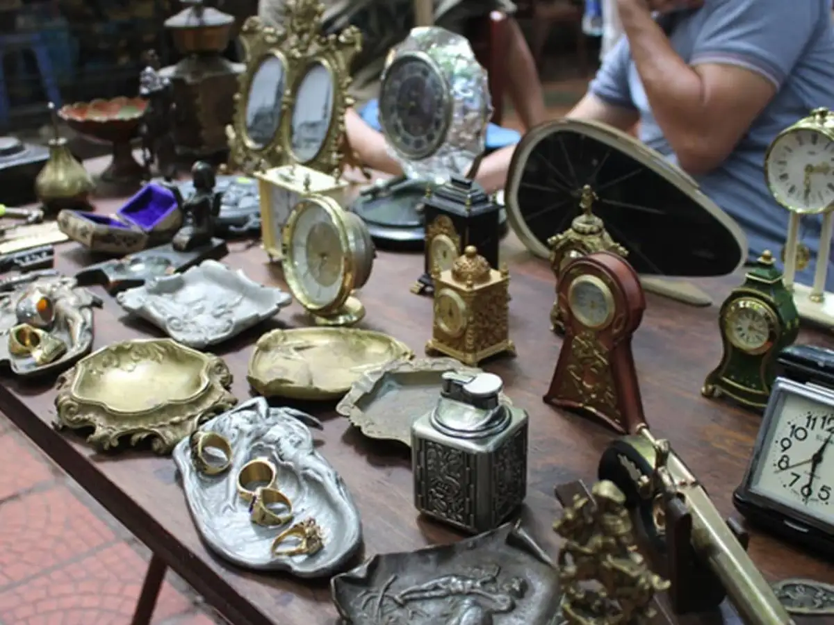 Bạn có thể tìm mua đồng hồ quả quýt tại các cửa hàng đồng hồ cổ