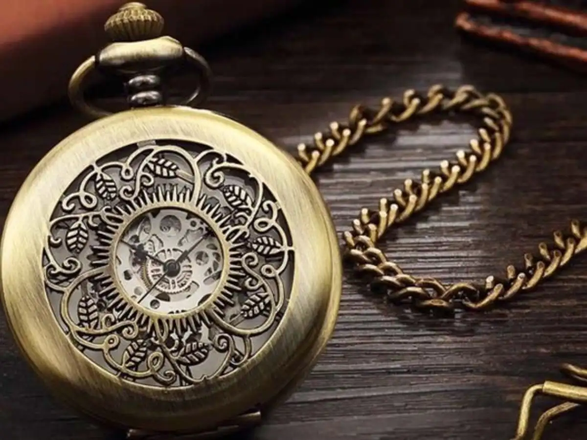 Đồng hồ "Half Hunter" (hay Demi-Hunter) là một biến thể thú vị của Hunter-case