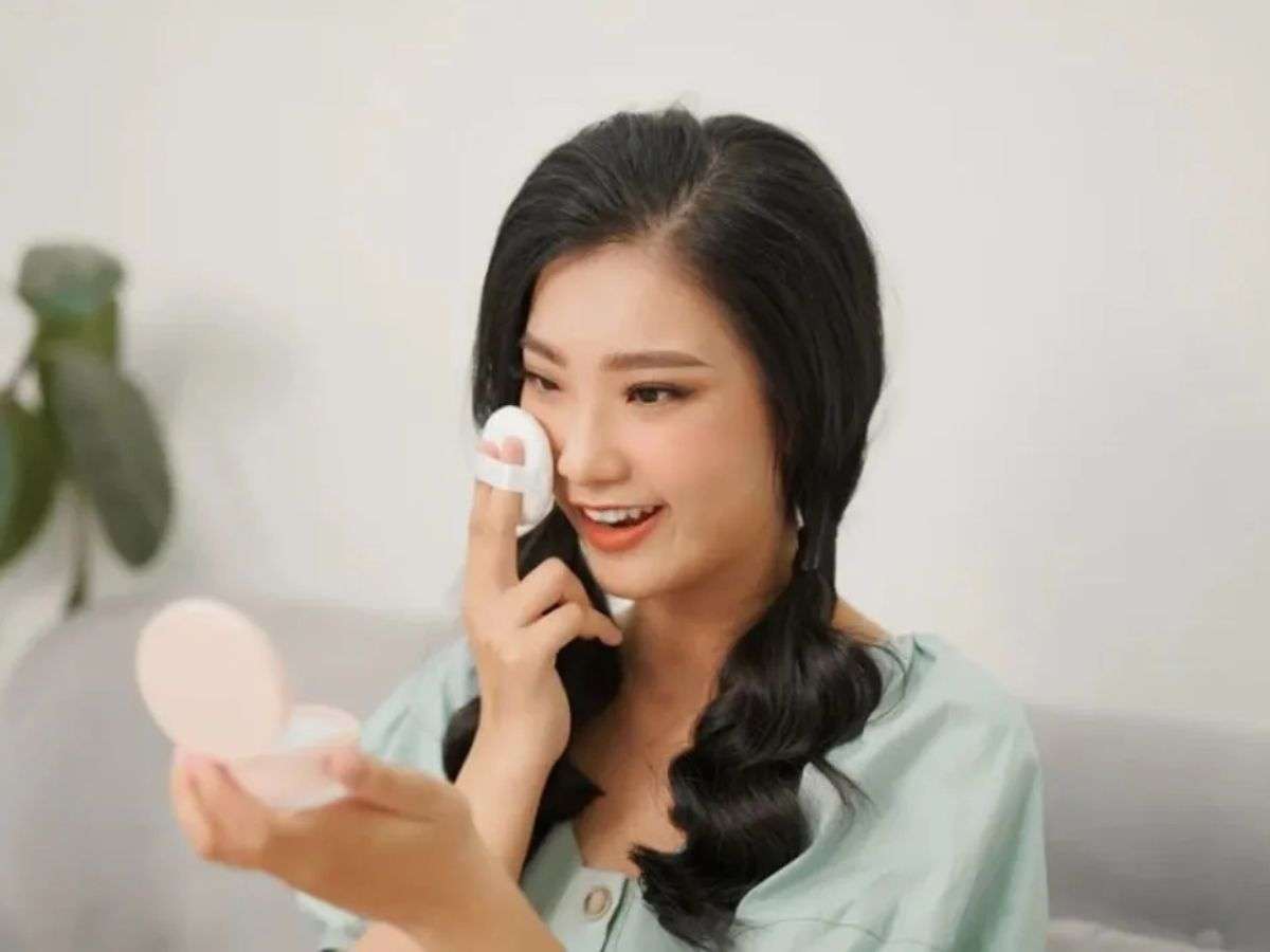 Dặm lại cushion trong ngày là điều cần thiết để duy trì lớp nền tươi tắn