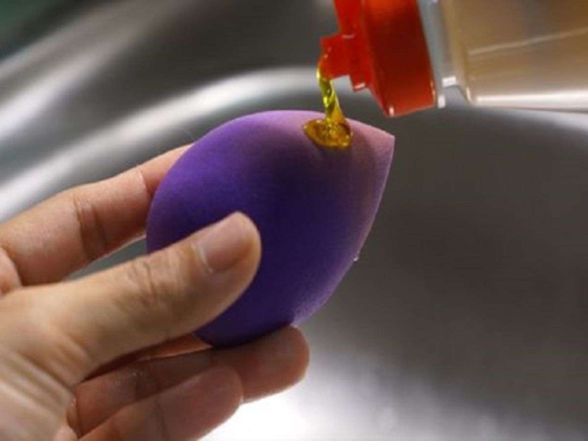 Mút trang điểm không được vệ sinh thường xuyên là ổ vi khuẩn gây mụn
