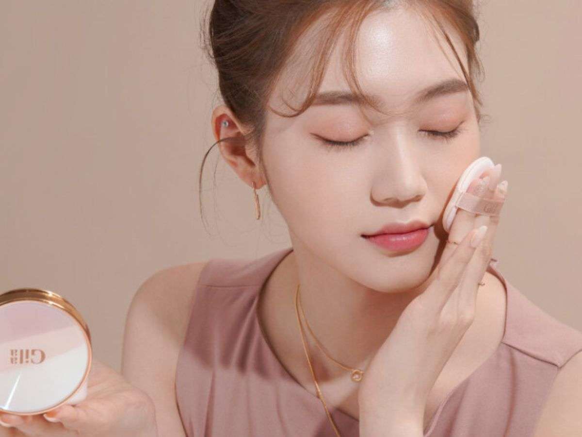 Nếu bạn theo đuổi lớp nền mỏng nhẹ thì bạn không nhất thiết phải dùng đến phấn phủ