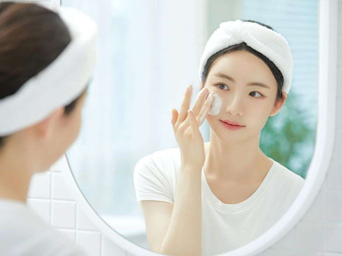 Bạn hãy đảm bảo da được làm sạch kỹ càng, cân bằng với toner