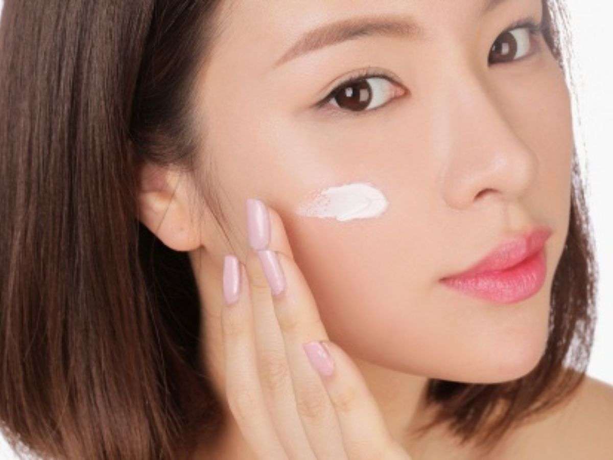 Kem lót giúp làm mịn bề mặt da, che phủ phần nào lỗ chân lông